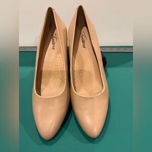 Trotters Dream/Kiera Nude Leather Flats Size 8